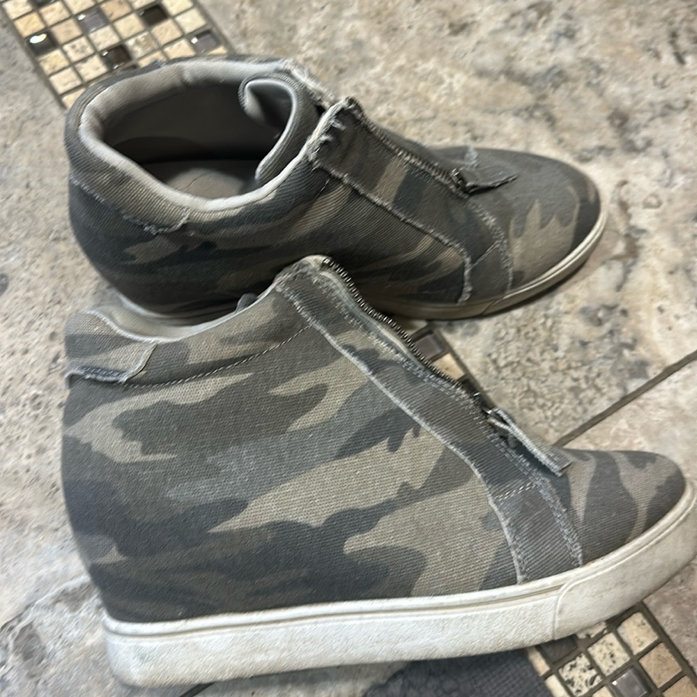 Wedge sneakers